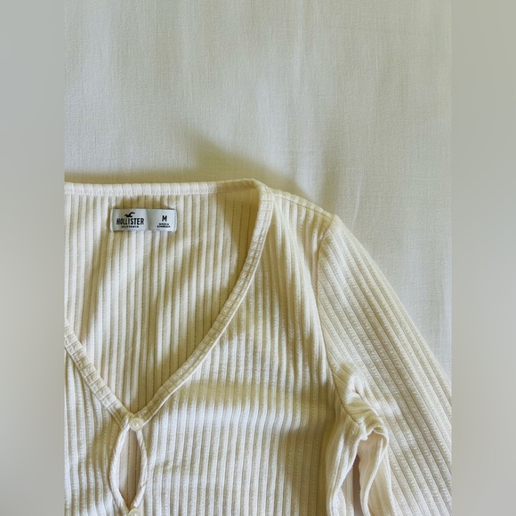Hollister Cream V-neck Long Sleeve - Picture 2 of 5